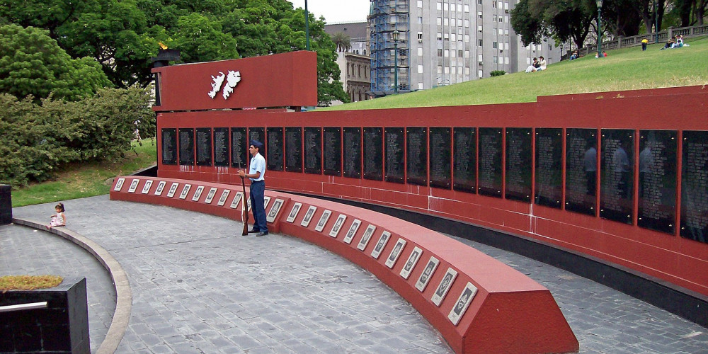 Фото Буэнос-Айрес: Памятник павшим на Мальвинах, Федеральный округ Буэнос-Айрес, Аргентина