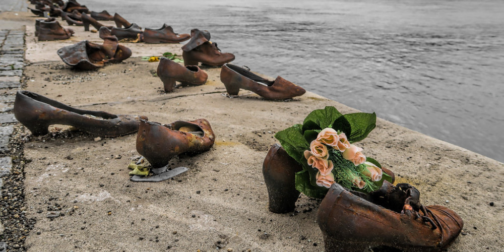 Фото Будапешт: Скульптура Обувь на берегу Дуная, Центральная и Северная (Будапешт, Мишкольц, Сольнок, Эгер), Венгрия