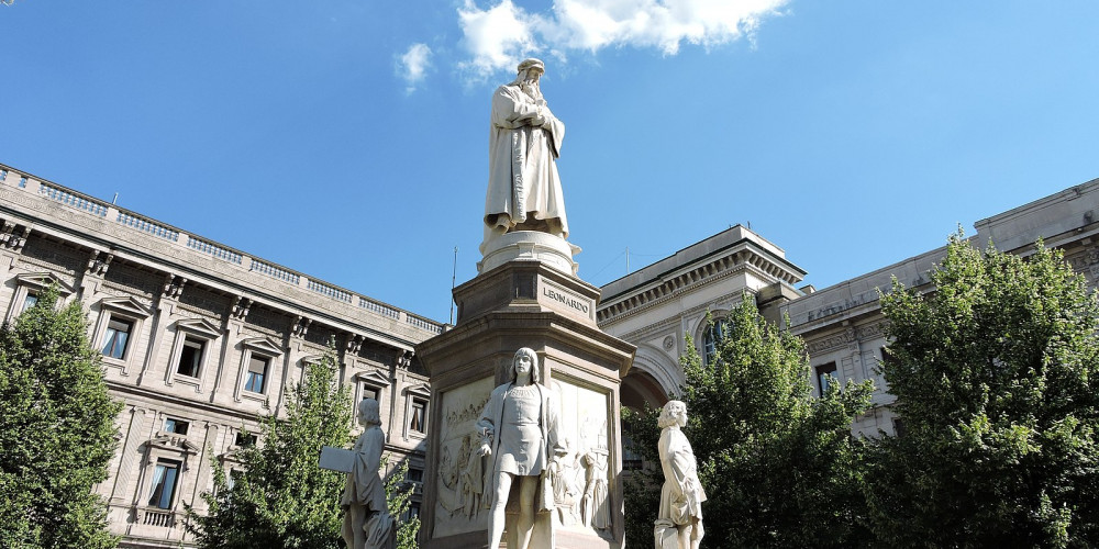 Фото Милан: Статуя Леонардо да Винчи, Ломбардия (Милан, Брешиа, Варезе, Бергамо, Комо, Монца), Италия