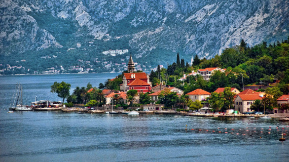 Власти Черногории снимают ограничения для въезда российских туристов